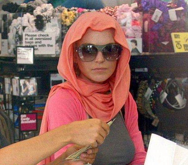 11. Lindsay Lohan, Londra'da bulunan Heathrow Havaalanı'nda başörtüsü taktığı için ırkçı bir davranışla karşılaştığını açıkladı.