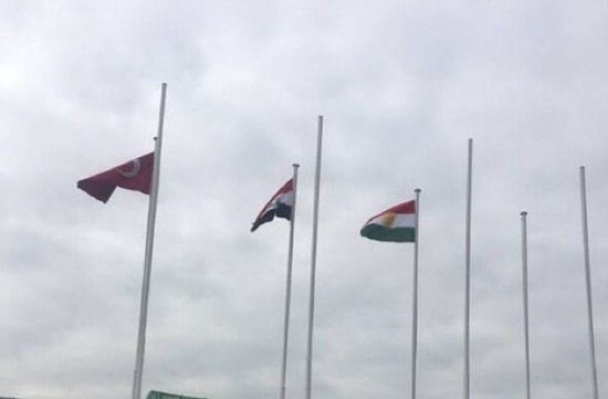 Barzani'nin Ziyareti Sebebiyle Havalimanında IKYB Bayrağının Göndere Çekilmesi Sosyal Medyanın Gündeminde