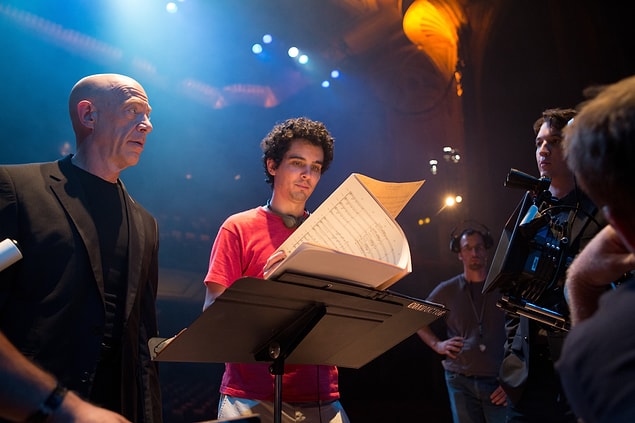 #14 Yönetmenden bahsetmemek olmaz. Ağlasa mı gülse mi denilecek bir durumu yaşayan, La La Land'in yönetmeni Damien Chazelle'ın ilk filmini izlemişsinizdir, yine de hatıratalım: Whiplash (2014)