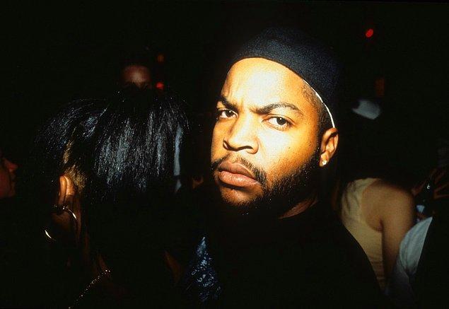 15. Ice Cube Wetlands'de kameraya bakarken, 1993.