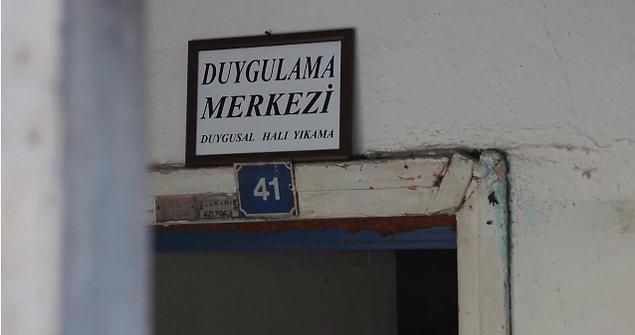 "Burası neresi?" diye soracak olursanız DUYGULAMA MERKEZİ yani halıların yıkandığı yer. Köpük köpük duygu fışkırıyor her yerden.