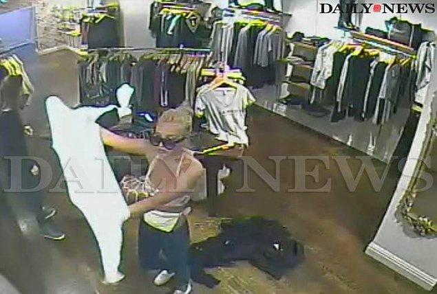 7. "30 yaşın altında en çok kazananlar" listesinde adı bulunan Amanda Bynes bir dükkandan şapka çaldı ve güvenlik kameralarına yakalandı.