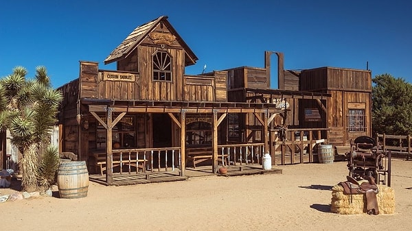 8. Они выкупали дома, импровизированные лавки и прочие помещения, превращая их в просторные дома для своих семей.