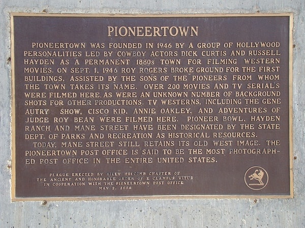 11. Вот так заброшенная съемочная площадка превратилась в эпатажный городок населением в 600 человек. Не правда ли, здорово?