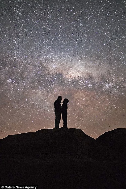 He told her that he wanted them to have a picture with the Milky Way. But he had a surprise in his pocket...