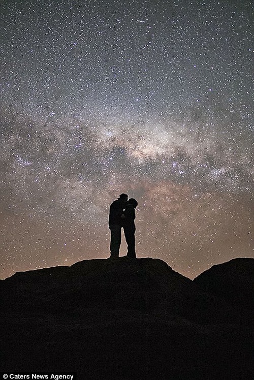 He told her that he wanted them to have a picture with the Milky Way. But he had a surprise in his pocket...