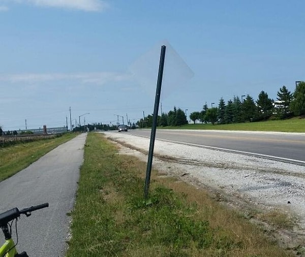 14. Знак выглядит так, словно он невидимый.