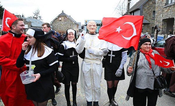 Karnavala farklı şehirlerden ve komşu ülkelerden gelen Türkler de seyirci olarak katılıyor. Bunlardan biri de 14 yıldır festivali kaçırmayan İsmail Gündoğdu