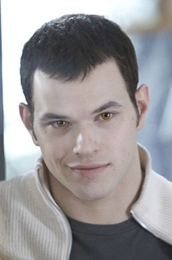 9. Келлан Латс (Эмметт Каллен)