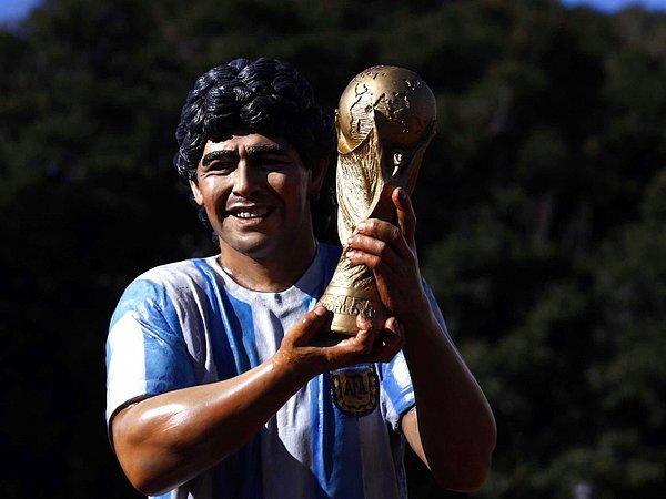 Diego Maradona, 60 yaşında hayata gözlerini yumdu.
