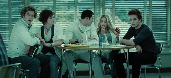 6. Edward dışında tüm Cullen'lar benzer kıyafetler giyiyor. Masada nedeni bilinmez tek siyah giyen o.