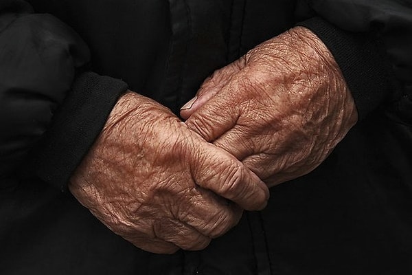 6. Даже когда ей плохо, она обо мне заботится. Мама.