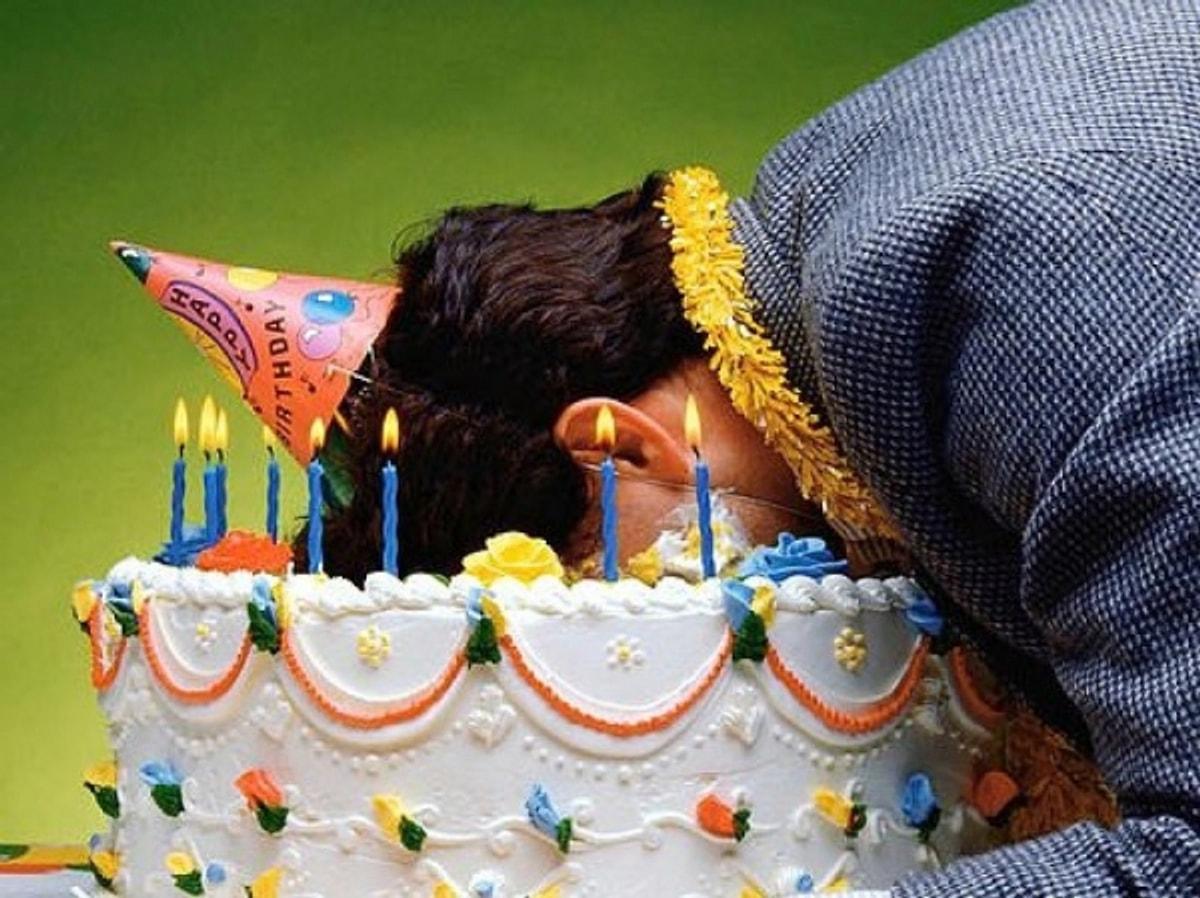 В твоем лице поздравляю. Торт в лицо на день рождения.