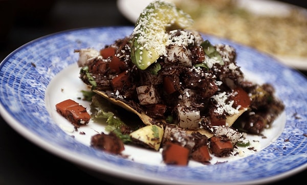 2. Аппетитно? Не торопитесь браться за вилку! Секрет этого десерта в том, что он состоит из фруктов и измельченных кузнечиков