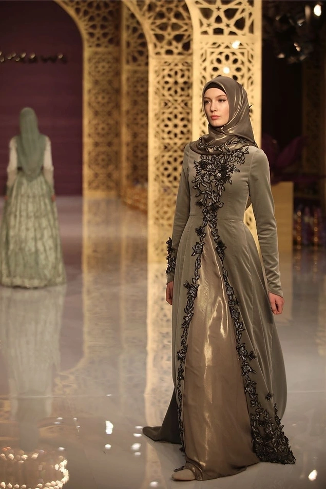 Восточная сказка: Дочь Рамзана Кадырова представила свою первую коллекцию платьев в мусульманском стиле