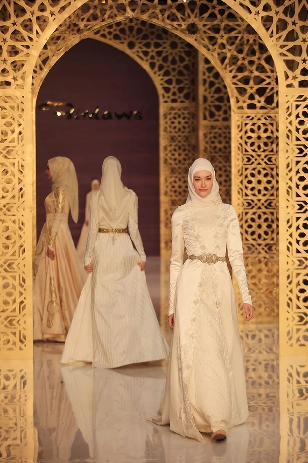Восточная сказка: Дочь Рамзана Кадырова представила свою первую коллекцию платьев в мусульманском стиле