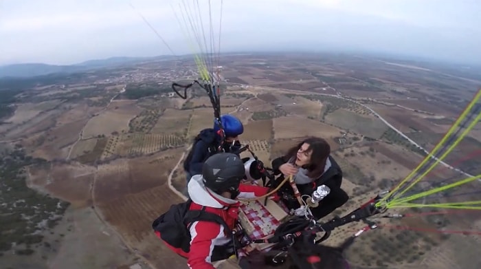 Yamaç Paraşütü Yaparken Bir Yandan Nargile İçip Bir Yandan da Okey Oynayan Yurdum İnsanı