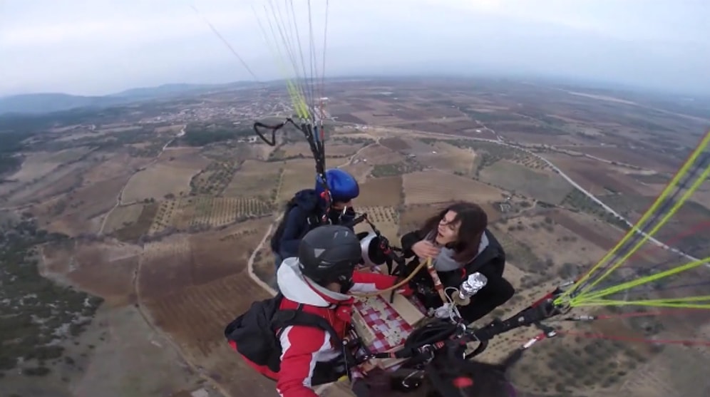 Yamaç Paraşütü Yaparken Bir Yandan Nargile İçip Bir Yandan da Okey Oynayan Yurdum İnsanı