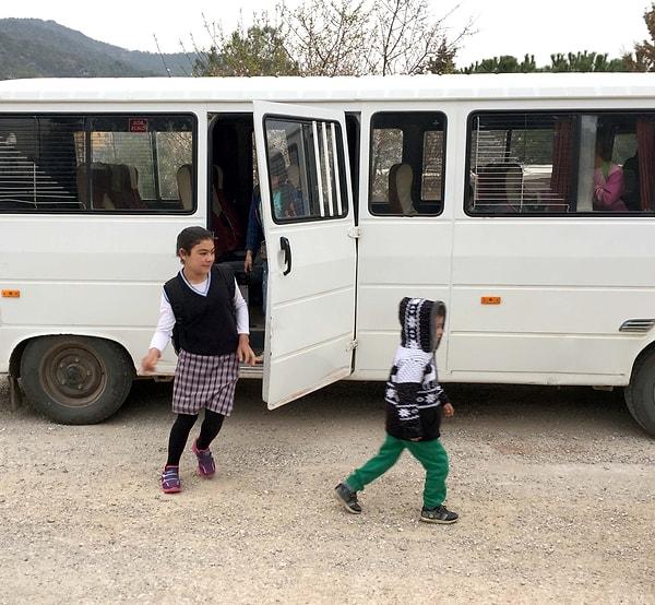 Beş kilometrelik yürüyüşün ardından yedi kilometrelik de bir servis yapan çocuklar, okuldan çıktıktan sonra da tekrar aynı yolları kullanarak çadırlarına dönüyorlar