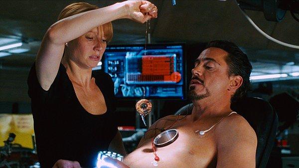 7. Tony'nin göğsündeki ark reaktörünün değiştirildiği bu sahne, protez bir göğüs ile çekilmiş. Robert Downey Jr.'ın tek yaptığı şey, ona dayanarak bir sandelyede oturmakmış.