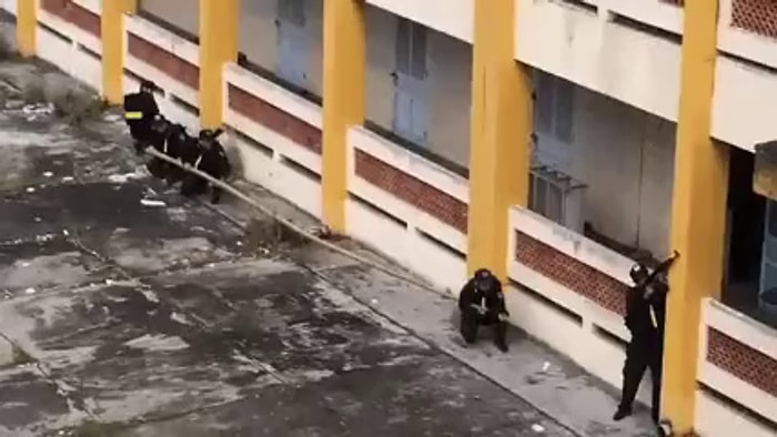 Sırıkla Binaya Tırmanan Vietnam Polisi