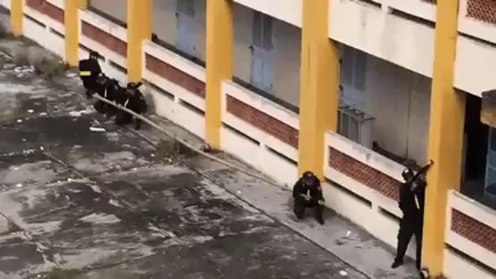 Sırıkla Binaya Tırmanan Vietnam Polisi