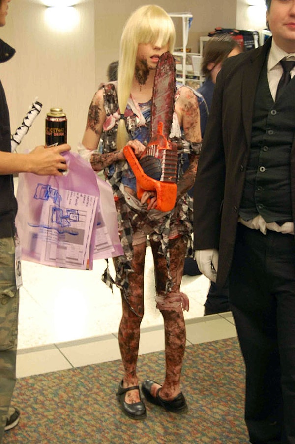 15. "Очень реалистичный костюм зомби"