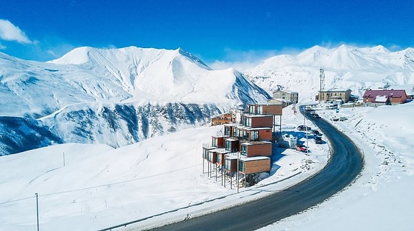 2. Отель будто повторяет местный рельеф, каскадом спускаясь по горному склону