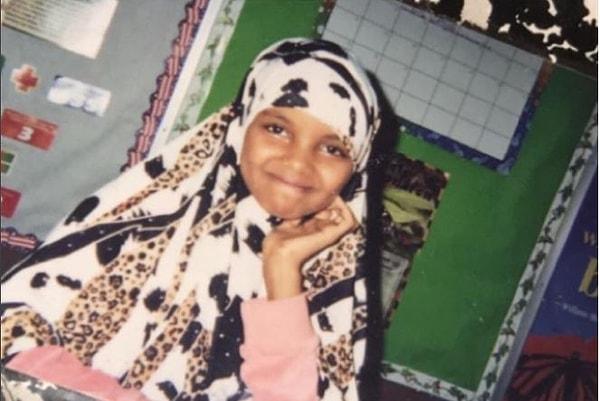 Halima Aden, Somalili bir mülteci ailenin çocuğu olarak 1997'de bir Kenya mülteci kampında dünyaya gelmiş.