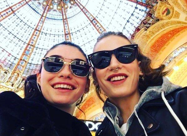 10. Hazar Ergüçlü ve Serenay Sarıkaya Paris'e seyahat etti; Ergüçlü, orada çekildikleri fotoğrafı Instagram hesabından takipçileri ile paylaştı.