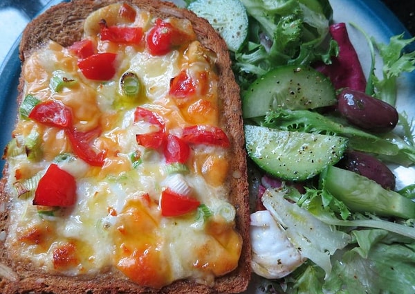 13. Ксения Бородина – яичница с хлебом, помидорами и сыром