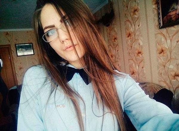 Fotoğraftaki 16 yaşındaki genç kadın Veronika Volkova'nın, Irkutsk bölgesinde bir sitede intihar ettiği bildirildi.