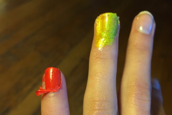 6. Нанести лак на ногти - это большая проблема для тебя. Пусть лучше за тебя это сделает кто-то другой.