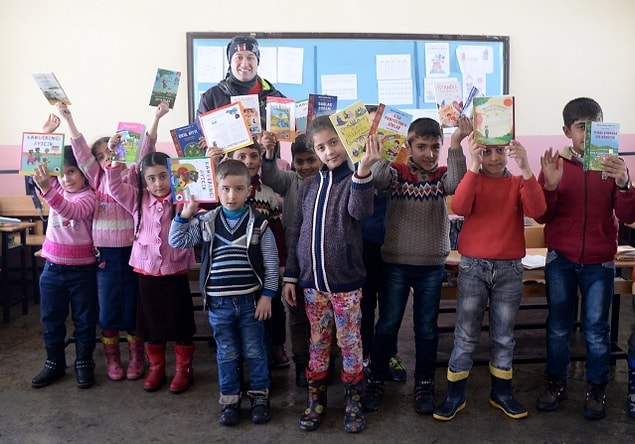 'Çocukların yüzündeki sevinç bana enerji veriyor. Pedalları daha güçlü çeviriyorum.'