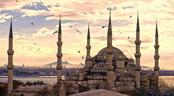 9. Eski İstanbul’u gezmek için de en güzel zaman bahar. Hem üşümeden hem de sıcaktan bunalmadan Sultan Ahmet Meydanı’nı gezmek, biraz da turist olmak için en güzel havalar bunlar.