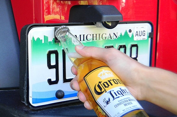 13. Открывалка для пива прямо на гос.номере