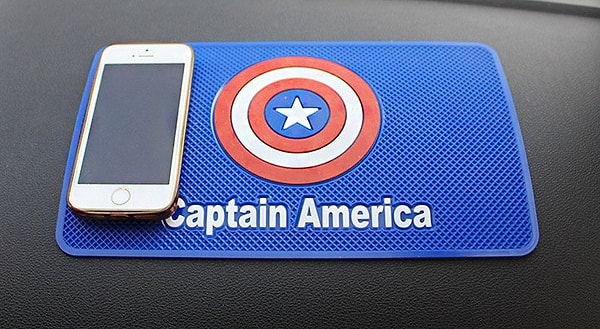 22. Коврик для передней панели, на который можно складывать электронику и другие вещи