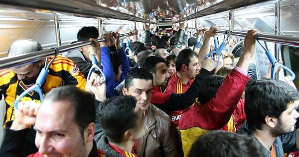 2. Maçtan önce Mecidiyeköy Metrodan geçip, Cimbom marşlarını söylemek!