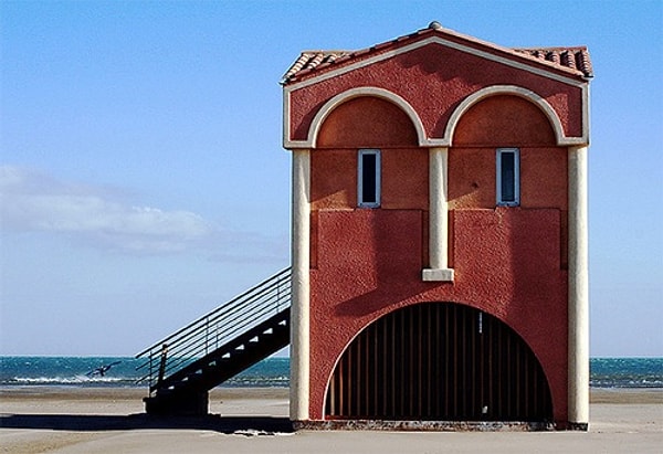 18. Не знаю, что увидела эта башня, но это снесло ей крышу