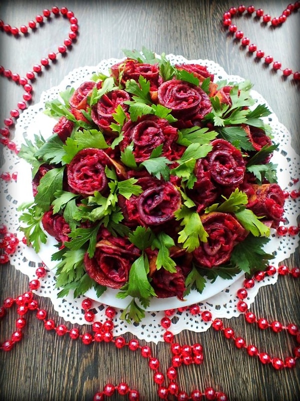 2. Салат "Селедка под шубой - букет роз"