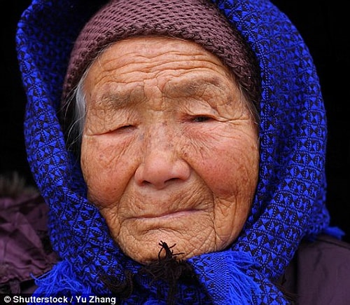 Эта 95-летняя старушка принадлежит к последнему поколению китайских женщин, которым сдерживали рост стопы с раннего возраста. Это был мучительный процесс, традиционно предназначенный для высших классов и отчасти для проявления подчинения своим мужьям
