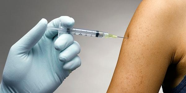 Bu duruma önlem alınmasında aşıların önemi büyük. Araştırmacılar HPV aşısının sadece kadınlara değil erkeklere de yapılmasını destekliyor.