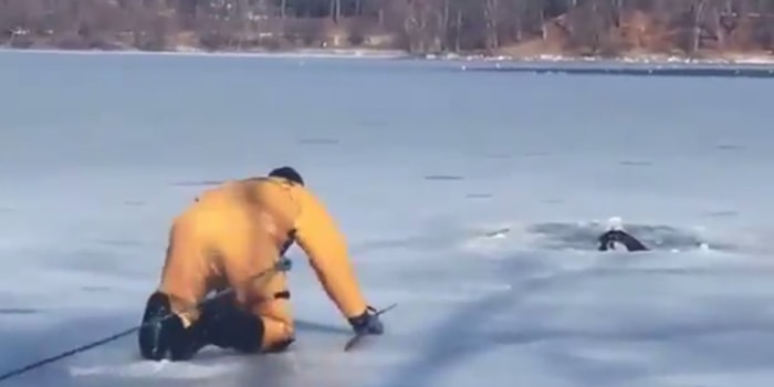 Donmuş Göle Düşen Köpeği Kurtaran Güzel İnsanlar