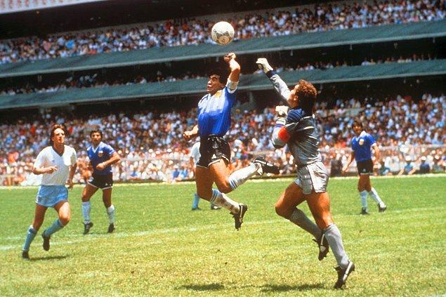 2. Diego Maradona hangi maçta “Tanrı’nın eli” diye adlandırılan golü atmıştır?