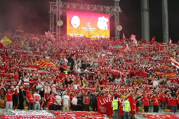 13. İstanbul'un ev sahipliği yaptığı unutulmaz Liverpool-Milan Şampiyonlar Ligi finali hangi sene oynanmıştır?