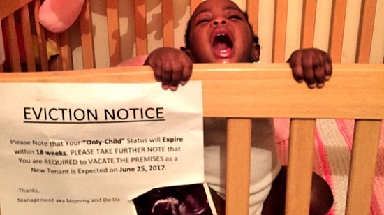 Веселая мама рассказала всем с помощью уведомления о выселении из кроватки, что ждет второго малыша