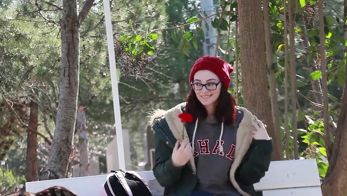 Kadınlara Sürpriz Bir Şekilde Çiçek Vererek Kadınlar Günü'nü Kutlamak