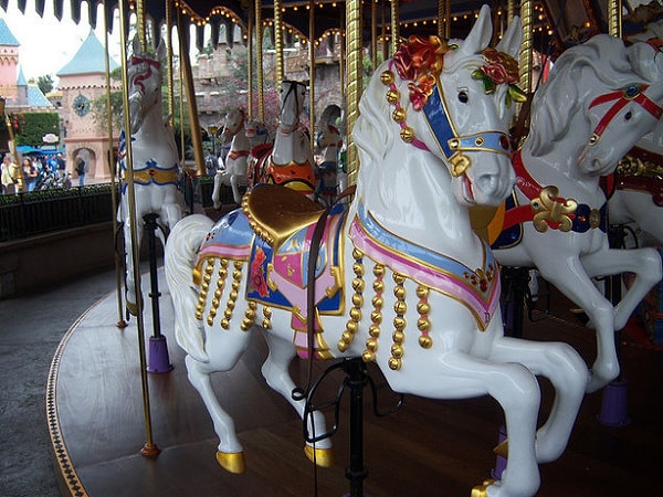 2. Чтобы перекрасить все 68 лошадей карусели Короля Артура требуется 40 часов (к слову, перекрашивают их каждые два года).
