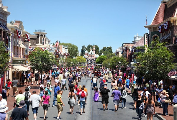 5. Некоторые потрясающие запахи, которые витают на главной улице парка, натуральные, а вот такие, как, например, ваниль и мята, подаются искусственно через специальные вентиляторы.