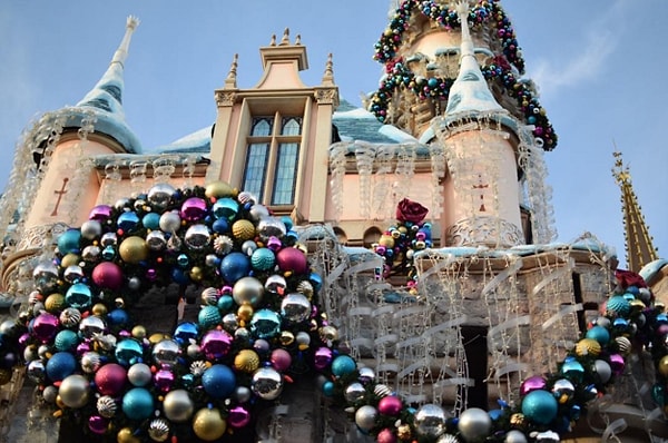 8. В парке работает 10 человек, которые занимаются непосредственно оформлением праздничных украшений на протяжении всего года.